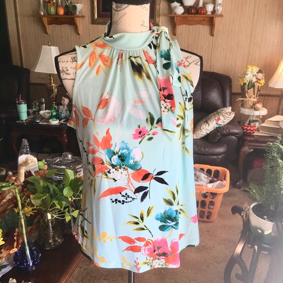Liz Claiborne Tops - Beautiful Liz Claiborne tie neck blouse